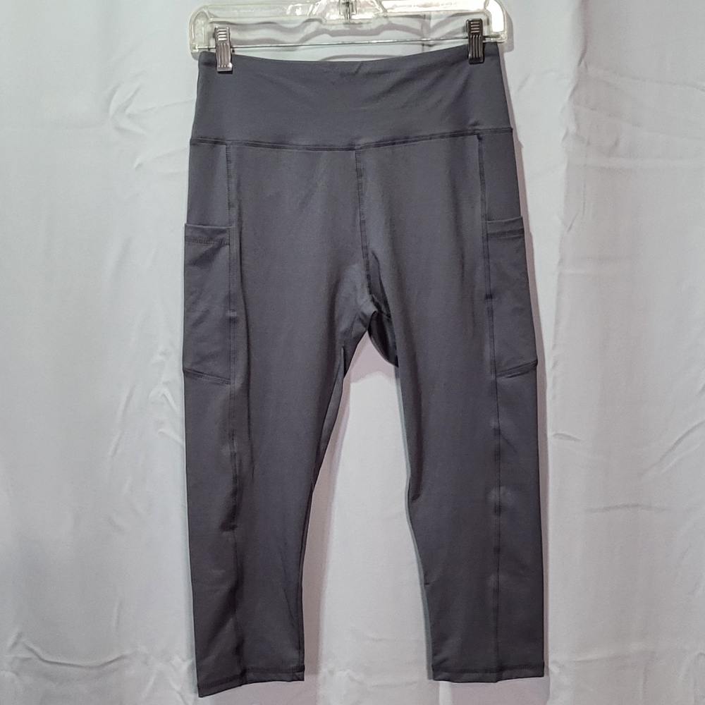 Women's Gray NWOT High Waisted Capri Leggings w/ Pockets Size Medium 🐈 - Picture 2 of 7